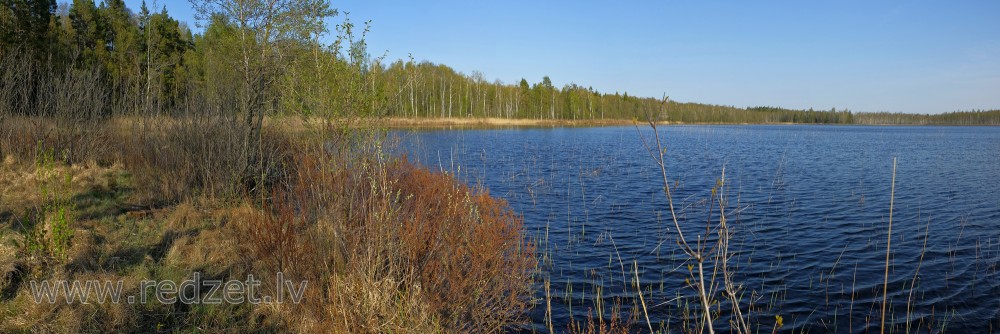 Klāņezera panorāma pavasarī