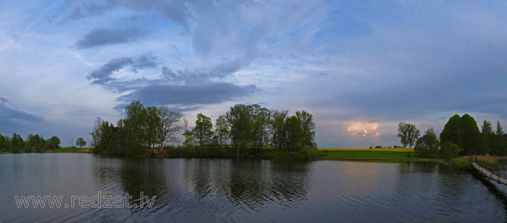 Padures ūdenskrātuves vakara panorāma