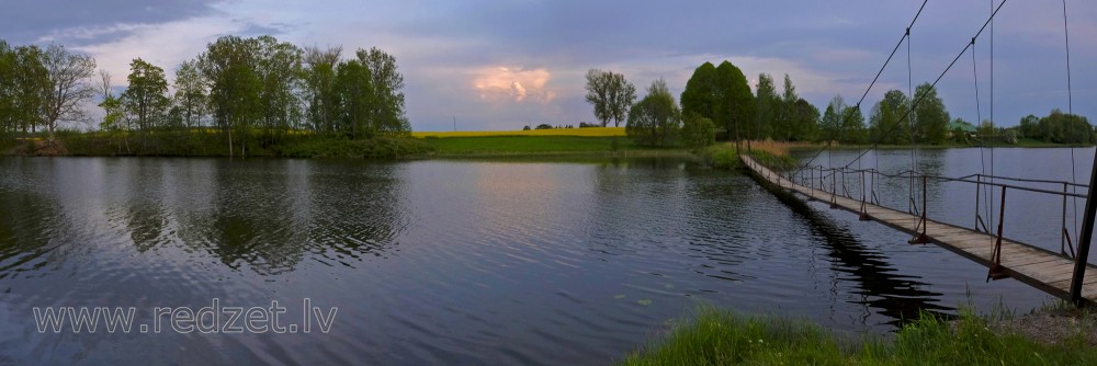 Padures ūdenskrātuves vakara panorāma