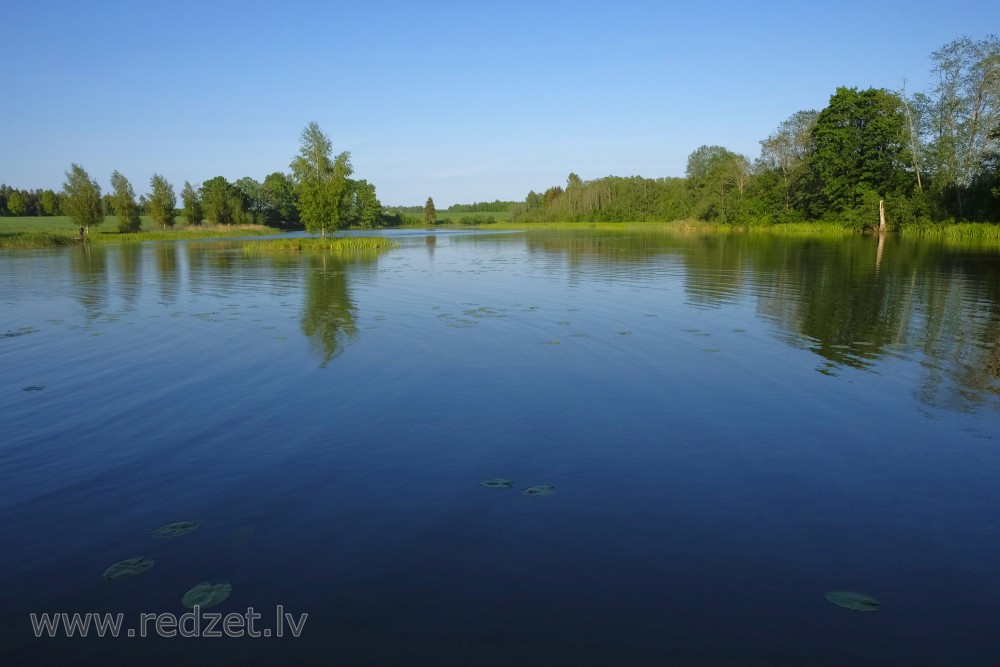 Šķēdes dzirnavezers skatoties no dzirnavām