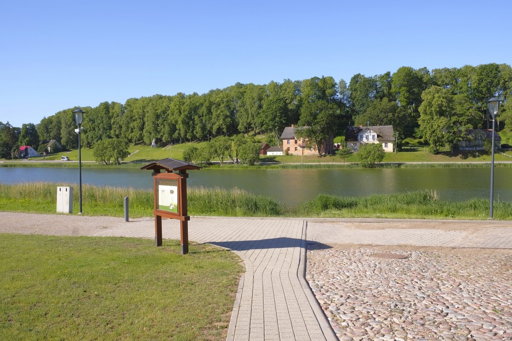 Skats uz ķēniņkalnu, Talsu ezers