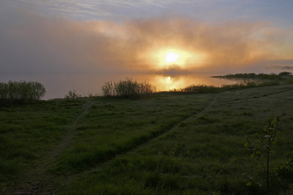 Saullēkts un migla Nabas ezerā
