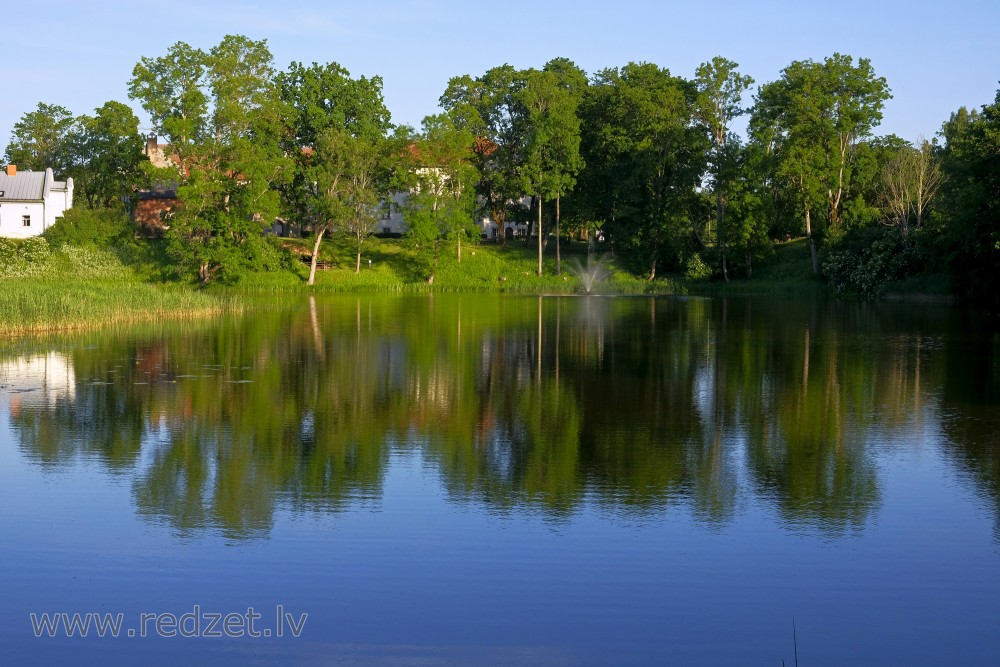 Koku un Dundagas pils atspulgs ūdenī
