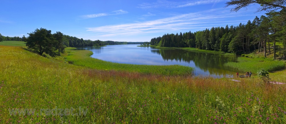 Zvirgzdu ezera panorāma