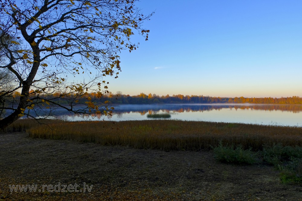 Marinzejas ezers rudenī rīta gaismā