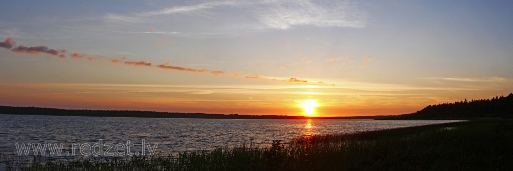 Saulrieta panorāma Puzes ezerā