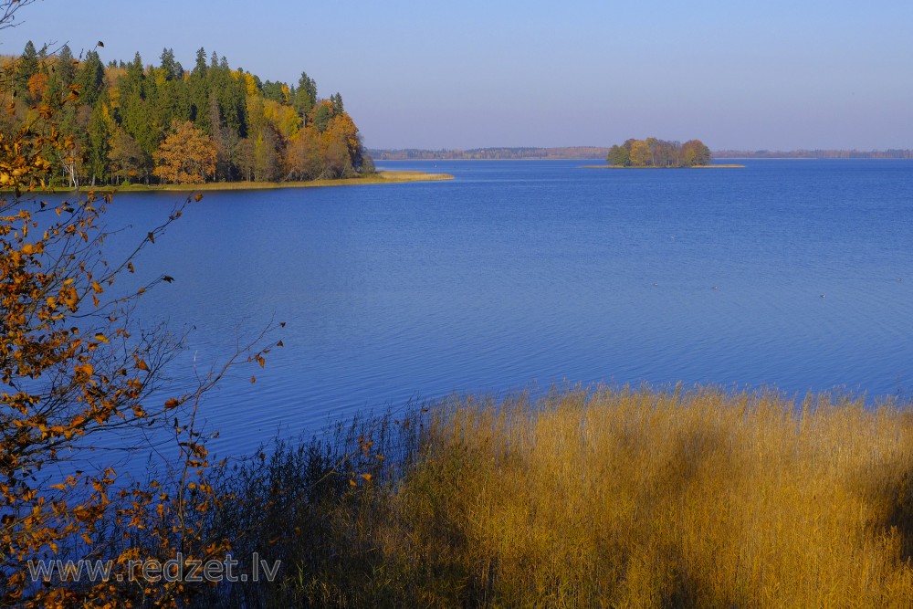 Alūksnes ezera rudens ainava ar Cepurītes salu