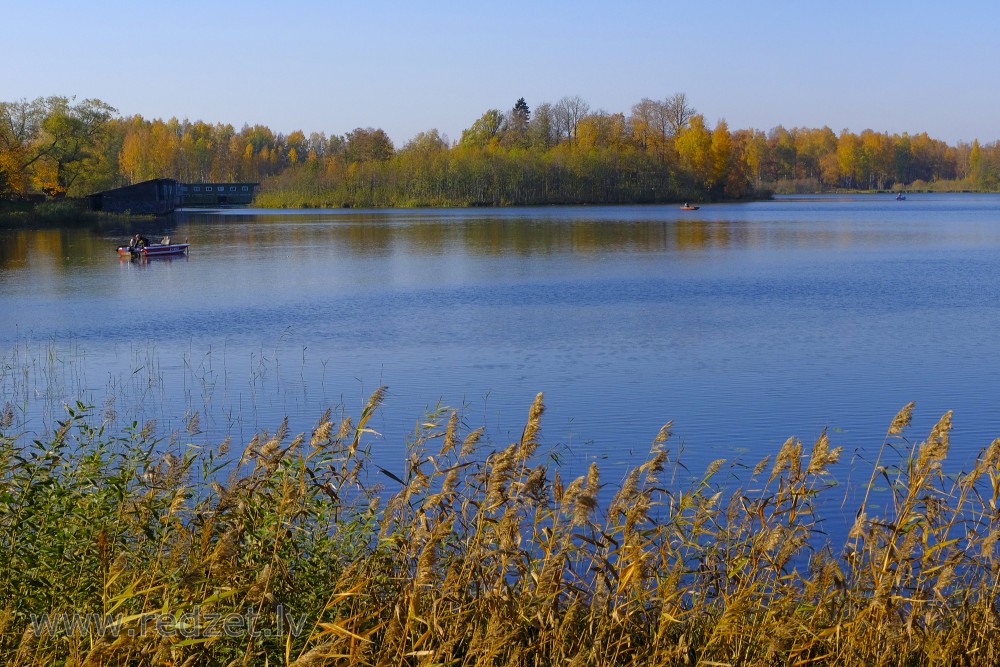 Alūksnes ezera ainava ar laivu novietnēm