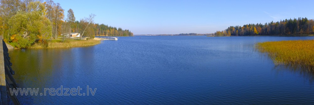 Alūksnes ezera rudens panorāma