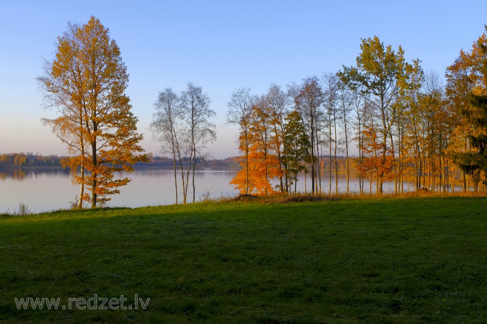 Stāmerienes ezera rudens ainava