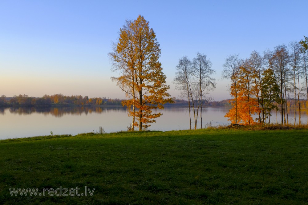 Rudens ainava pie Stāmerienas ezera