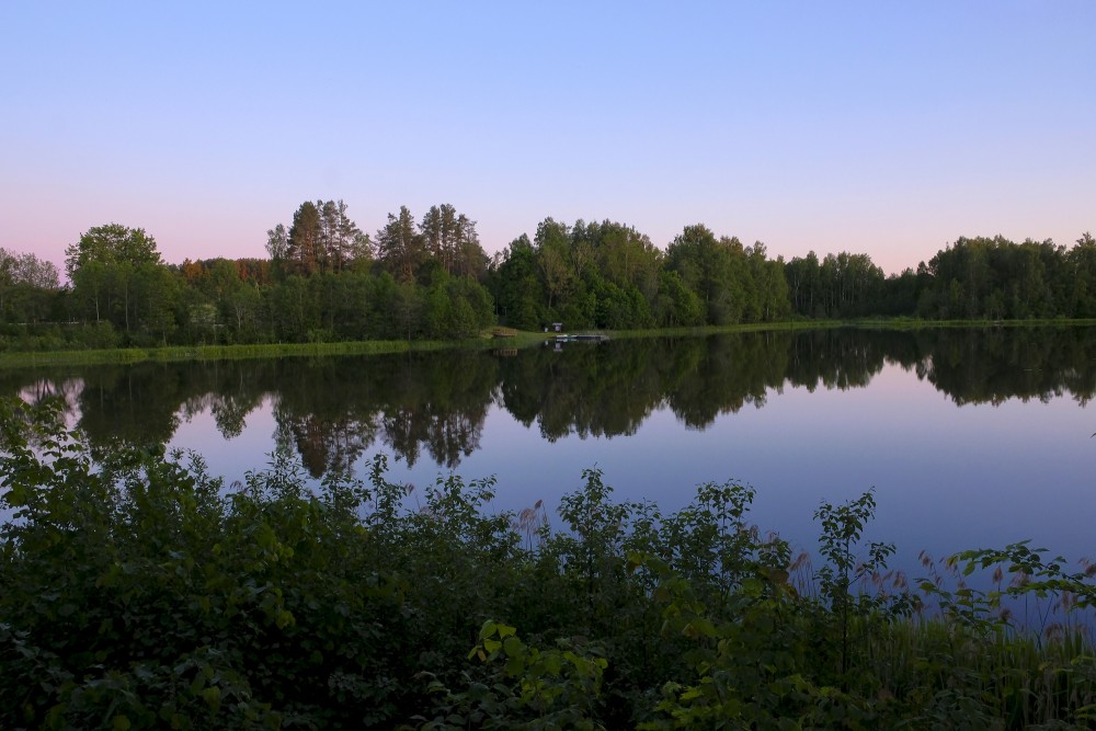 Pļavu ezers vakara gaismās