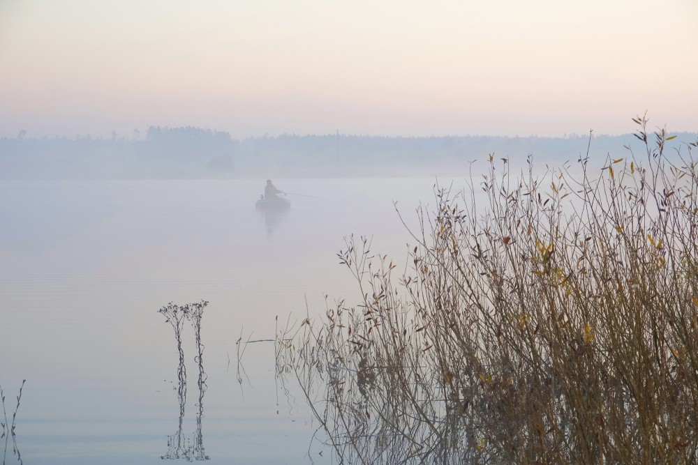 Miglas apņemta laiva rītausmā, Nabes ezers