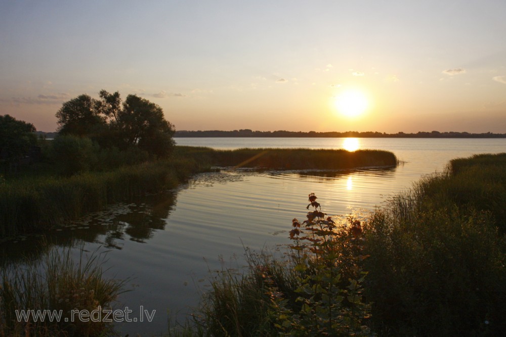 Saullēkts lielajā Ludzas ezerā