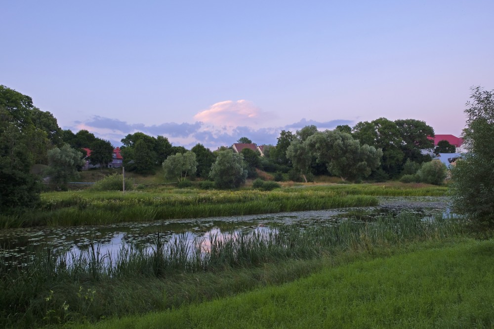 Aizputes dzirnavdīķis, vakara ainava