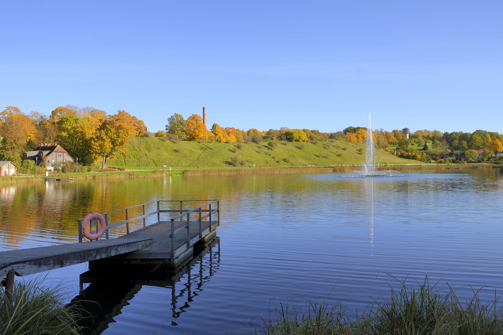 Rudens ainava pie Talsu ezera ar strūklaku un laipu
