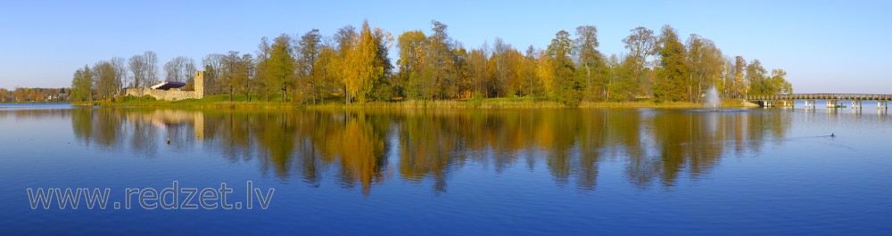 Marijas salas rudens panorāma ar atspulgu ezerā