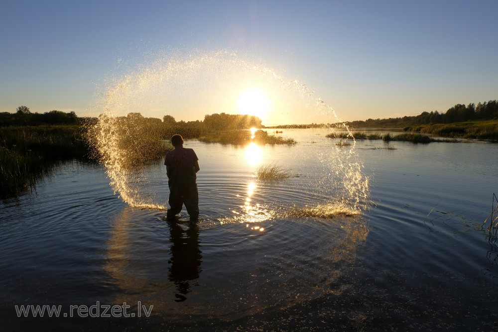 Ūdens šļakatas saulrietā, Daugavā