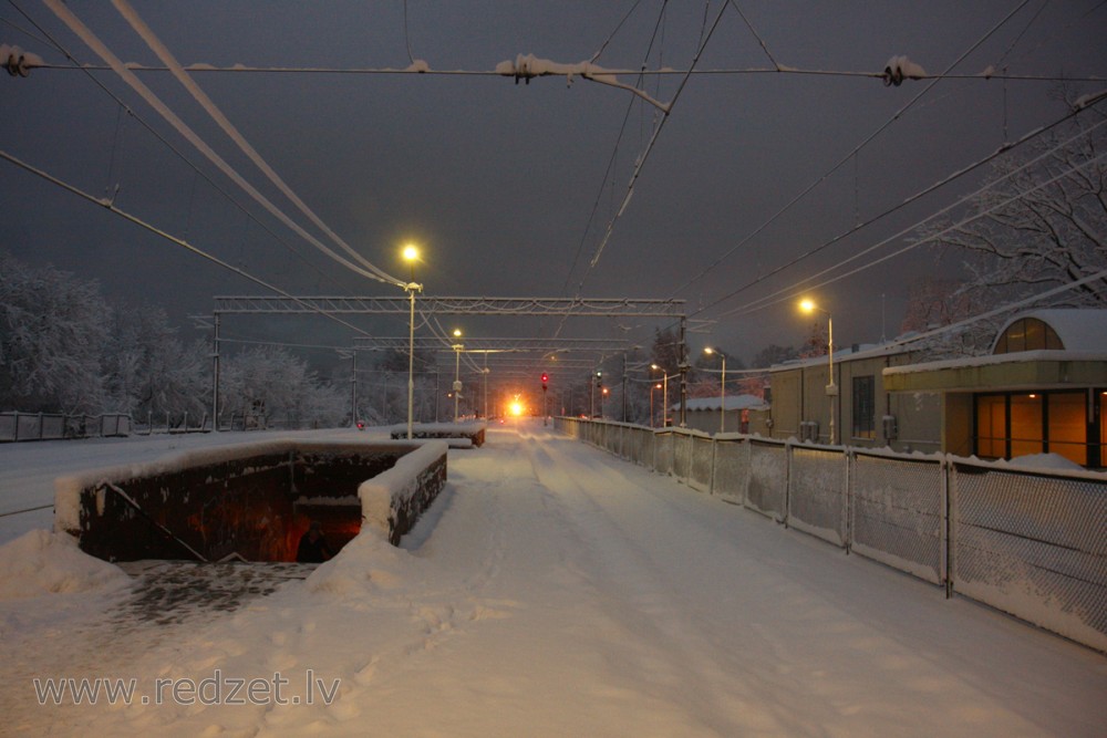 Dzelzceļš ziemas naktī
