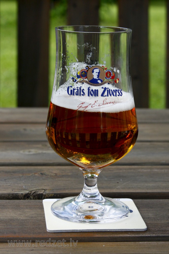 Glāzē ieliets alus