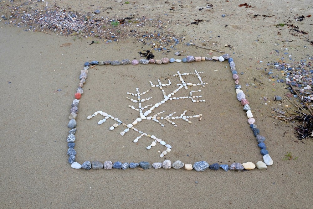 An ornament made of pebbles on the seashore
