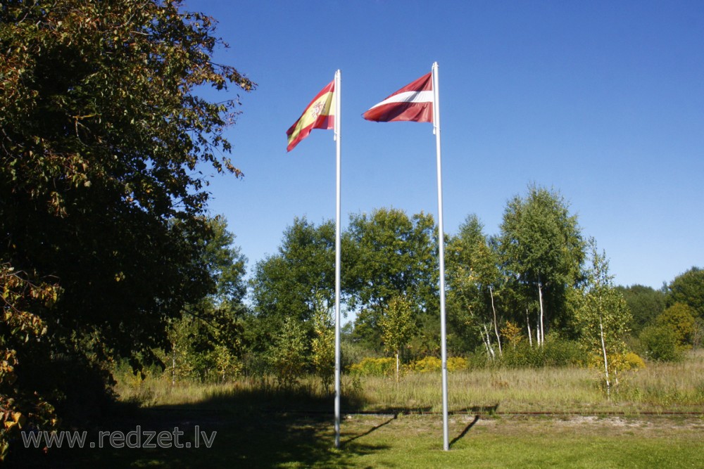 Karogi Ķeipenes dzelzceļa stacijā