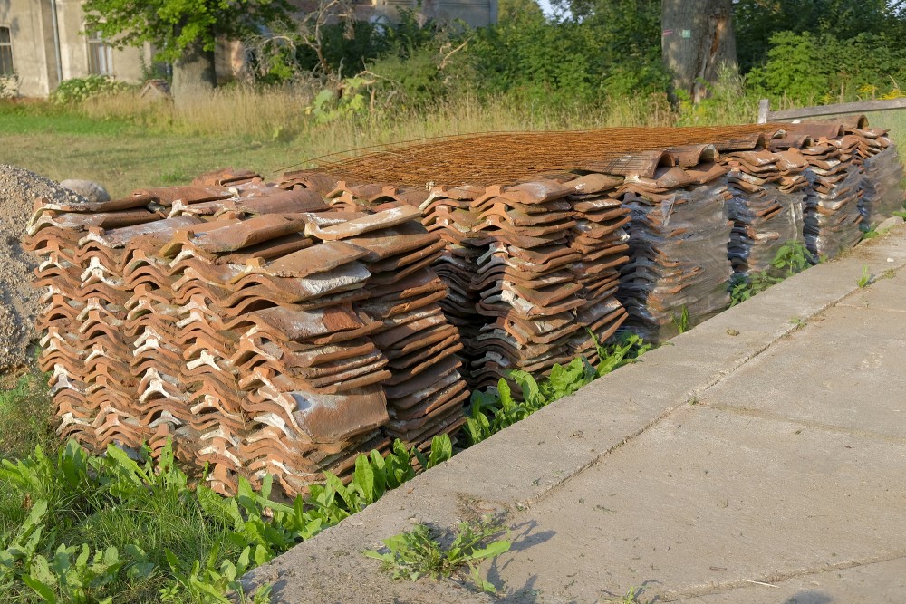 Pārdod antīkus māla dakstiņus