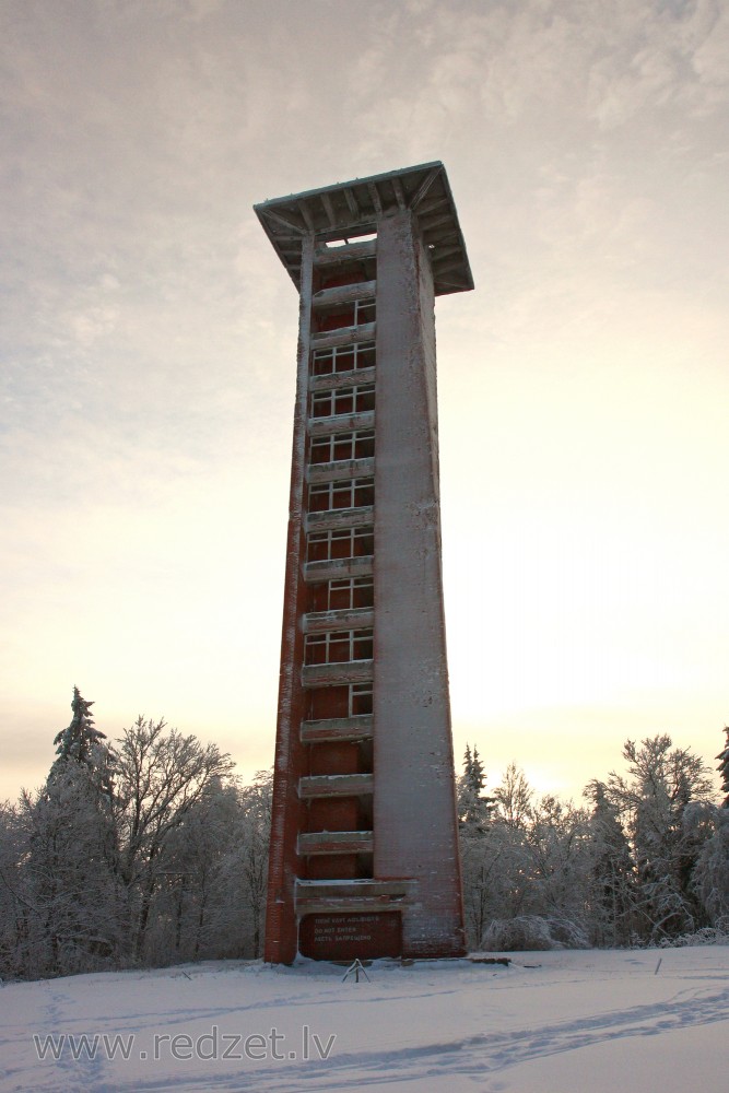 Gaiziņkalna vecais skatu tornis ziemā