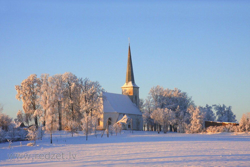 Ugāles luterāņu baznīca ziemā