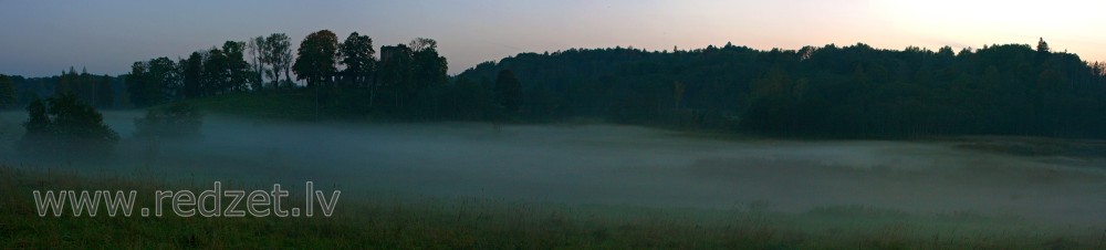 Embūtes baznīcas drupas nakts panorāmā