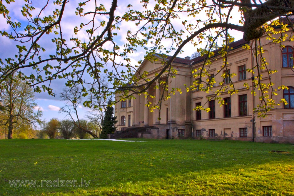 Ivande Manor House