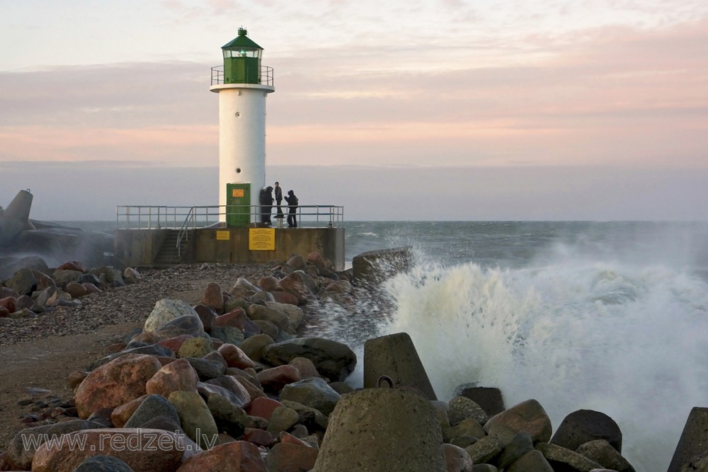 Ventspils dienvidmola bāka vētrā