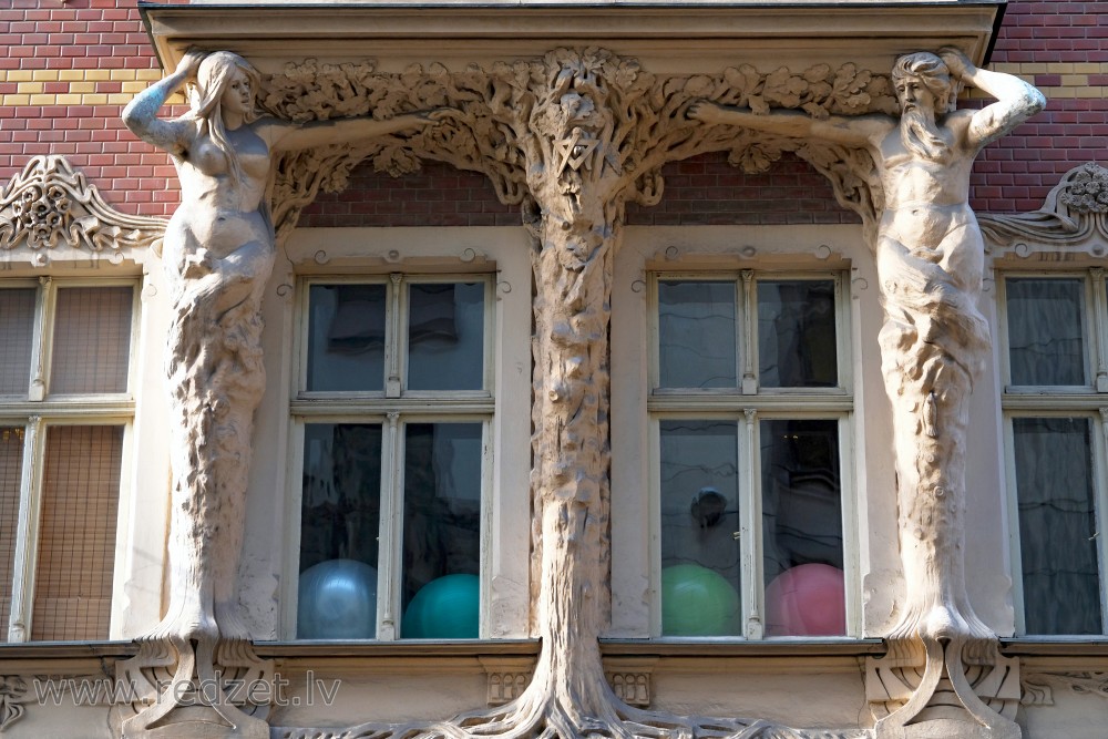 Caryatid and Atlant sculpture on the Facade (Smilšu Street 2)