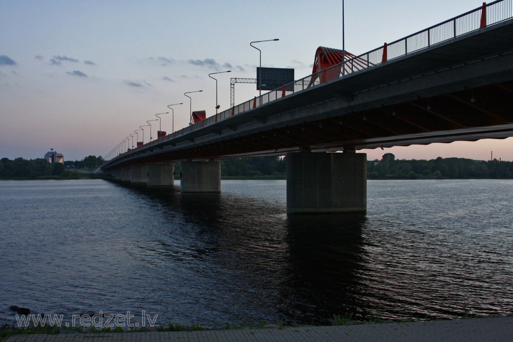 Dienvidu tilts pēc saulrieta