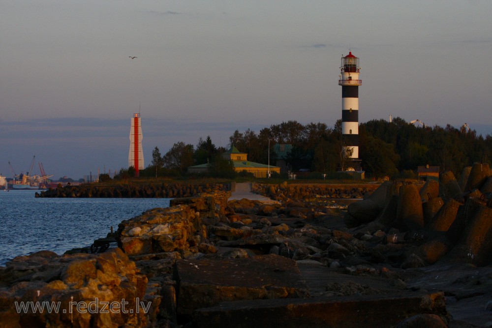 Daugavgrīvas bāka un mols saulrietā