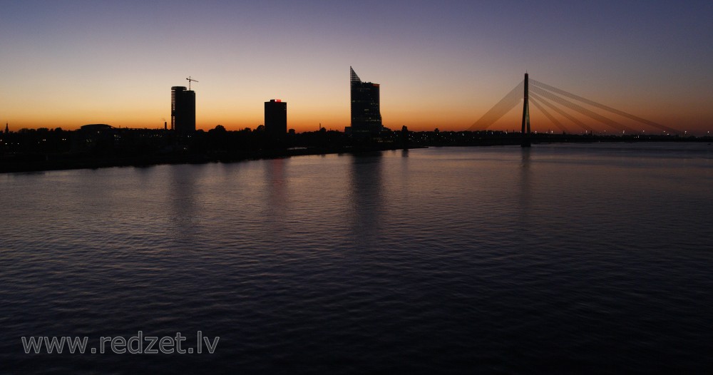 Rīgas saulrieta ainava ar Vanšu tiltu