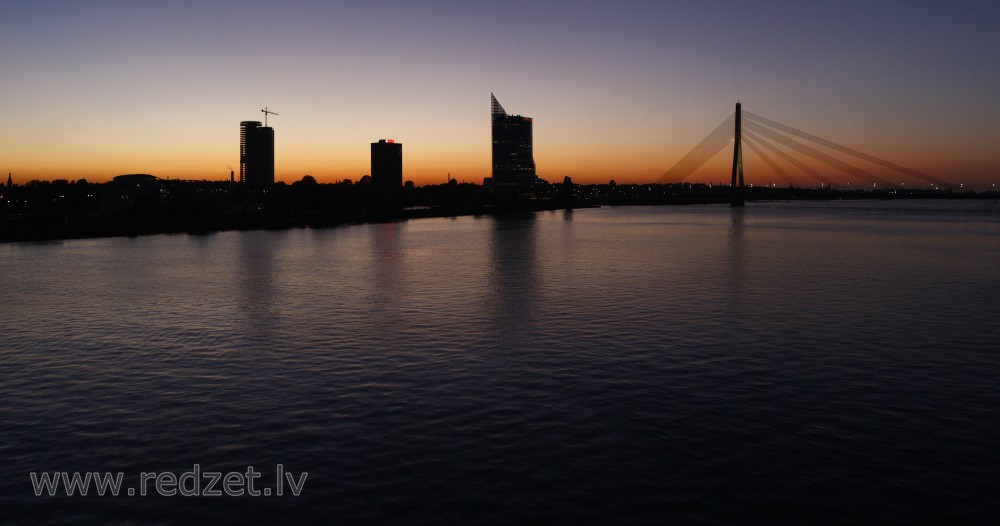 Rīgas saulrieta ainava ar Vanšu tiltu