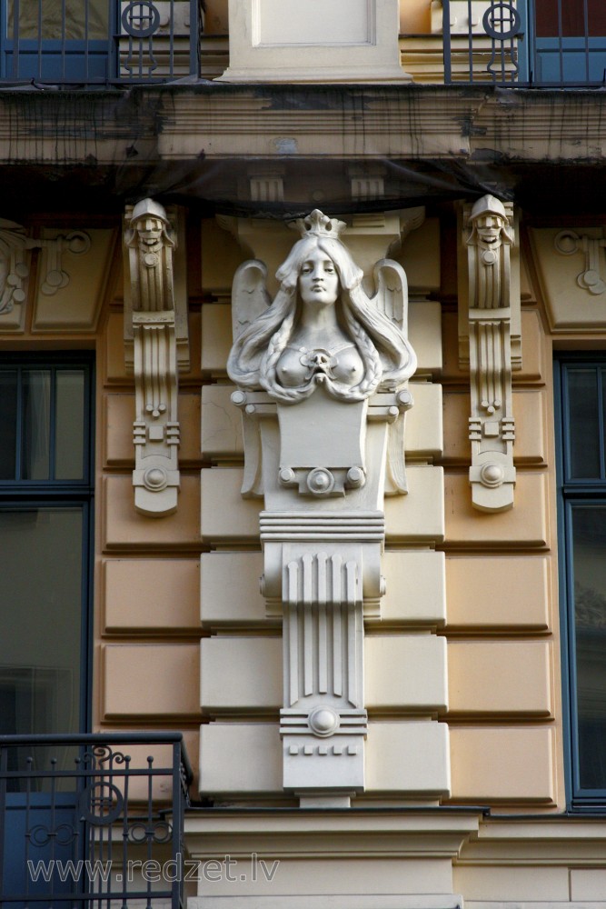 Woman's bust on the facade (Alberta 13)
