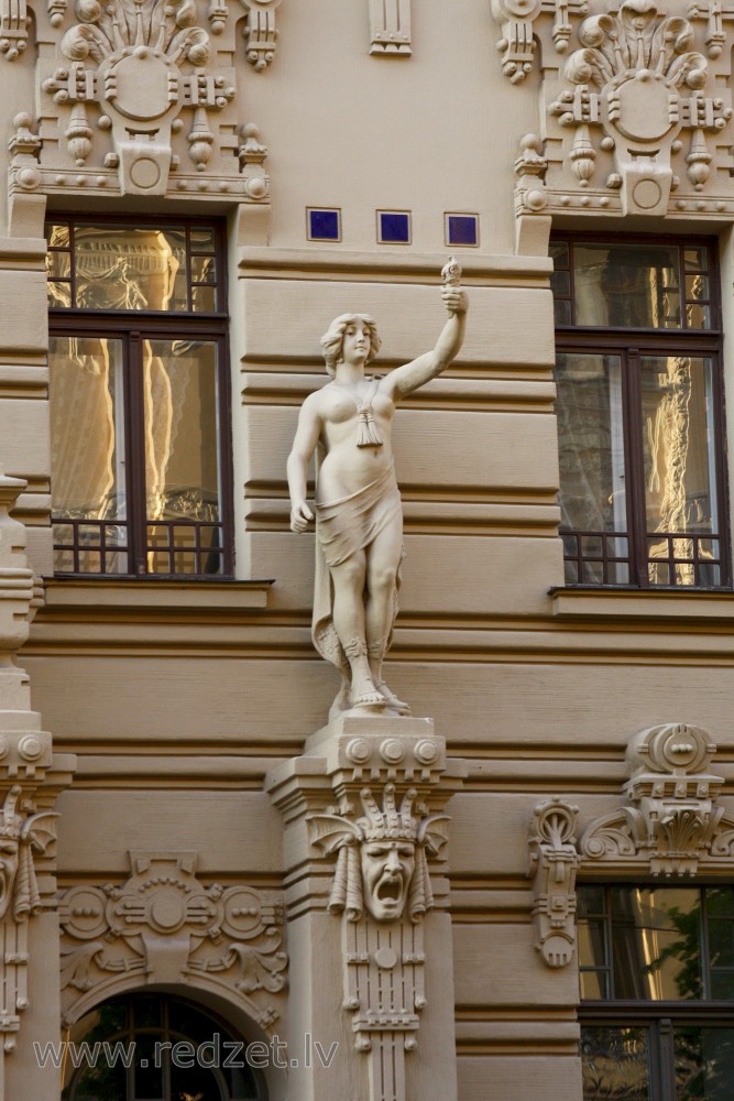 Skulptūra ēkas fasādē (Alberta 2a)