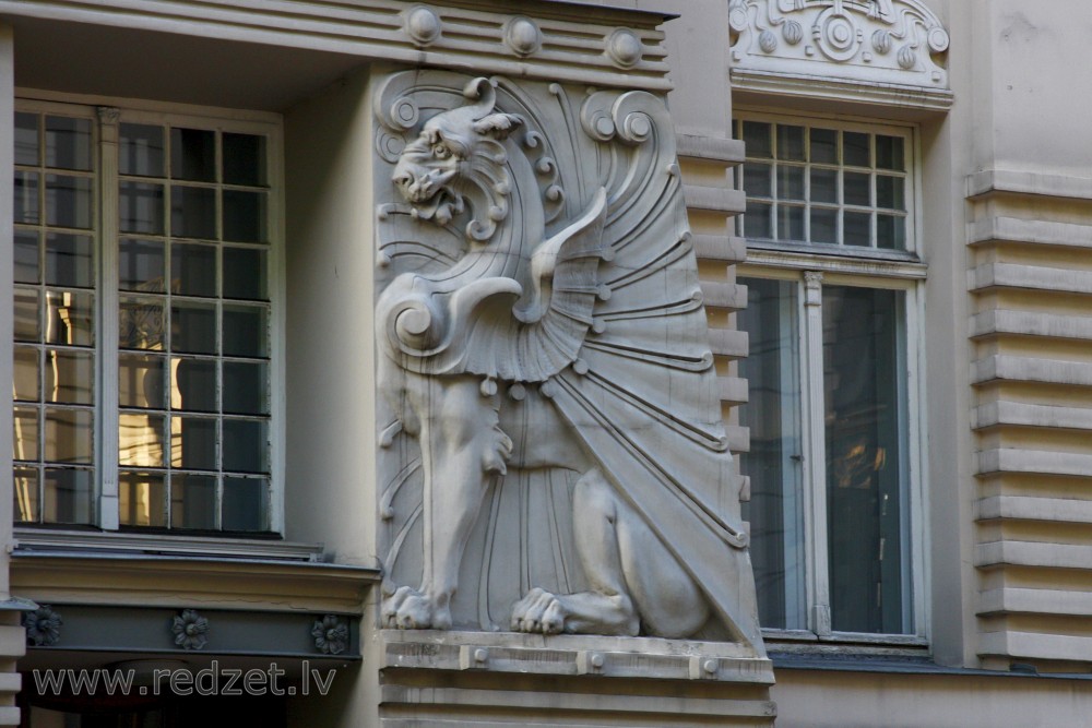 Lauvas cilnis ēkas fasādē (Alberta 4)