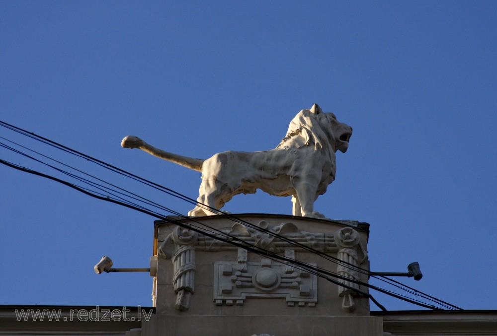 Lauvas skulptūra ēkas fasādē (Alberta 4)