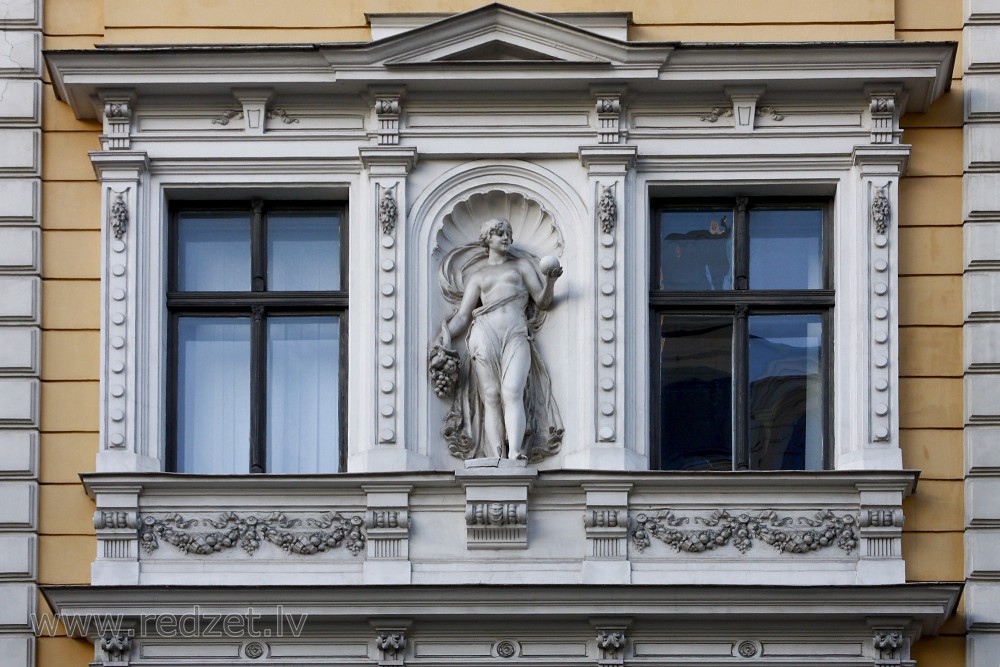 Skulptūra ēkas fasādē (Baznīcas 25)