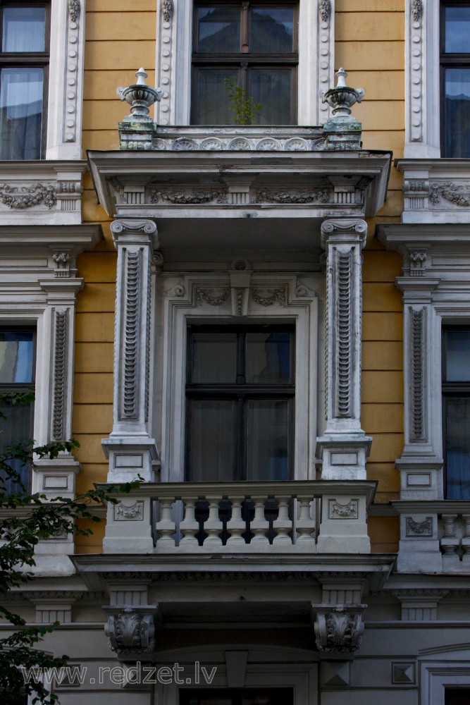Balkons ēkas fasādē (Baznīcas 25)