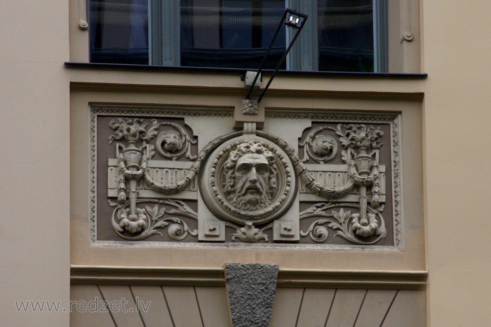 Dekoratīvs cilnis ēkas fasādē (Baznīcas 26)