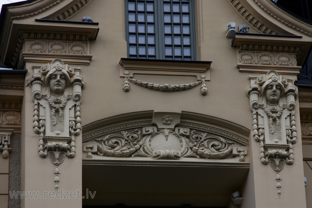 Dekoratīvi cilņi ēkas fasādē (Baznīcas 26)