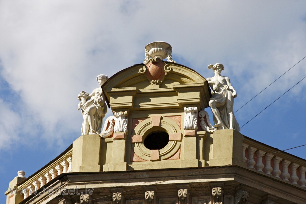 Fasādes fragments (Baznīcas 9/11, Rīga)