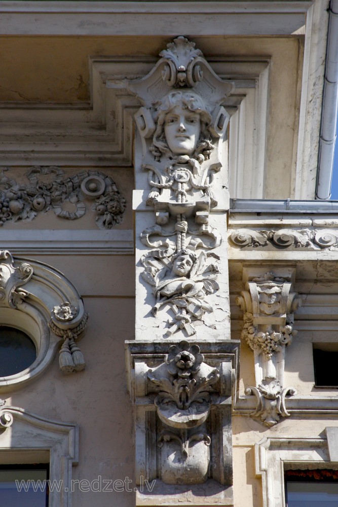 Skulpturāli ciļņi fasādē (Blaumaņa 11/13)
