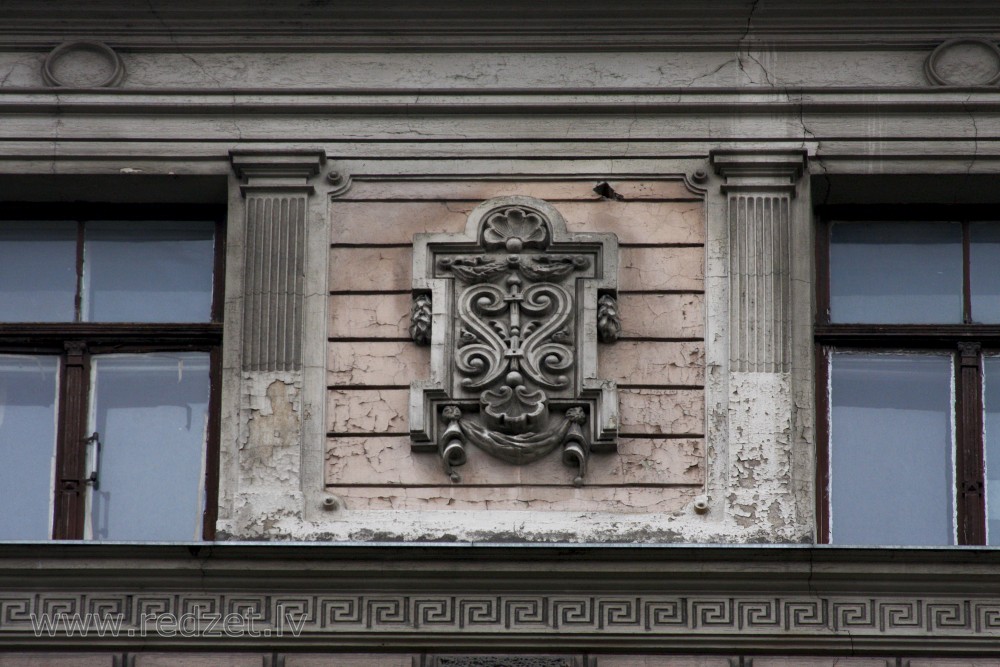 Dekoratīvs cilnis ēkas fasādē (Blaumaņa 12)