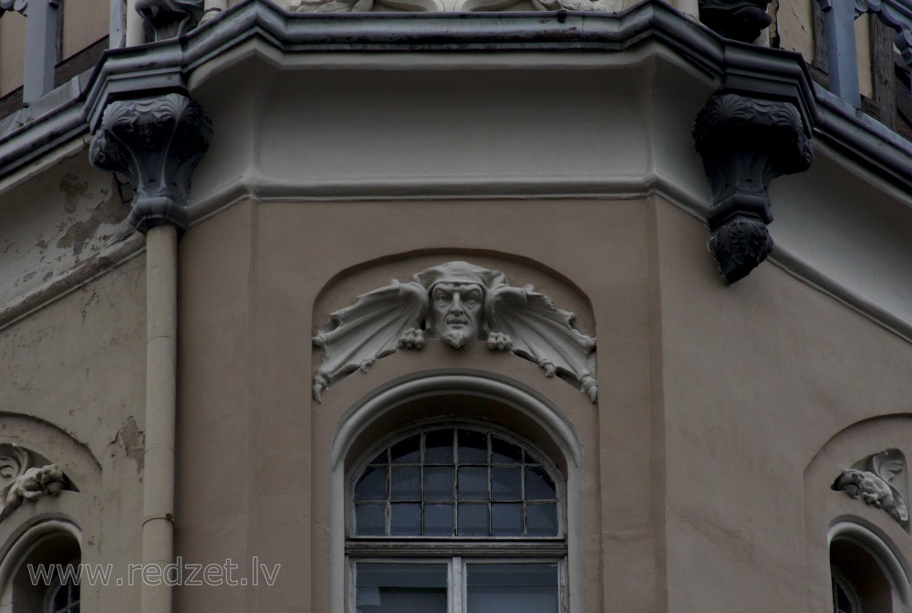 Skulpturāls cilnis (Brīvības 68)