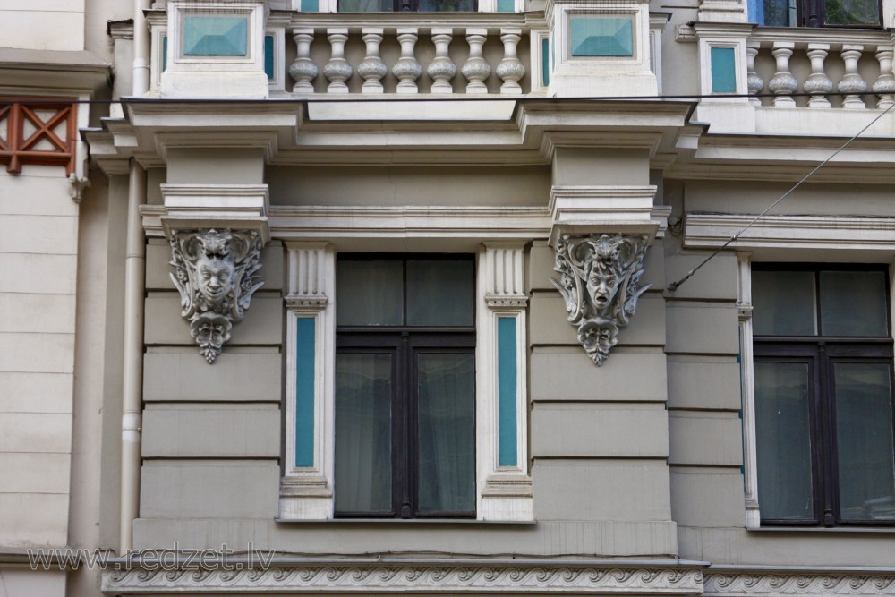 Skulpturāli ciļņi fasādē (Alfrēda Kalniņa 2)